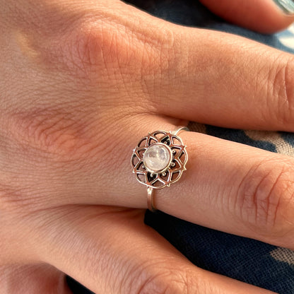 Anillo Piedra Luna TARA  | "Fluir con los cambios" | Plata 925