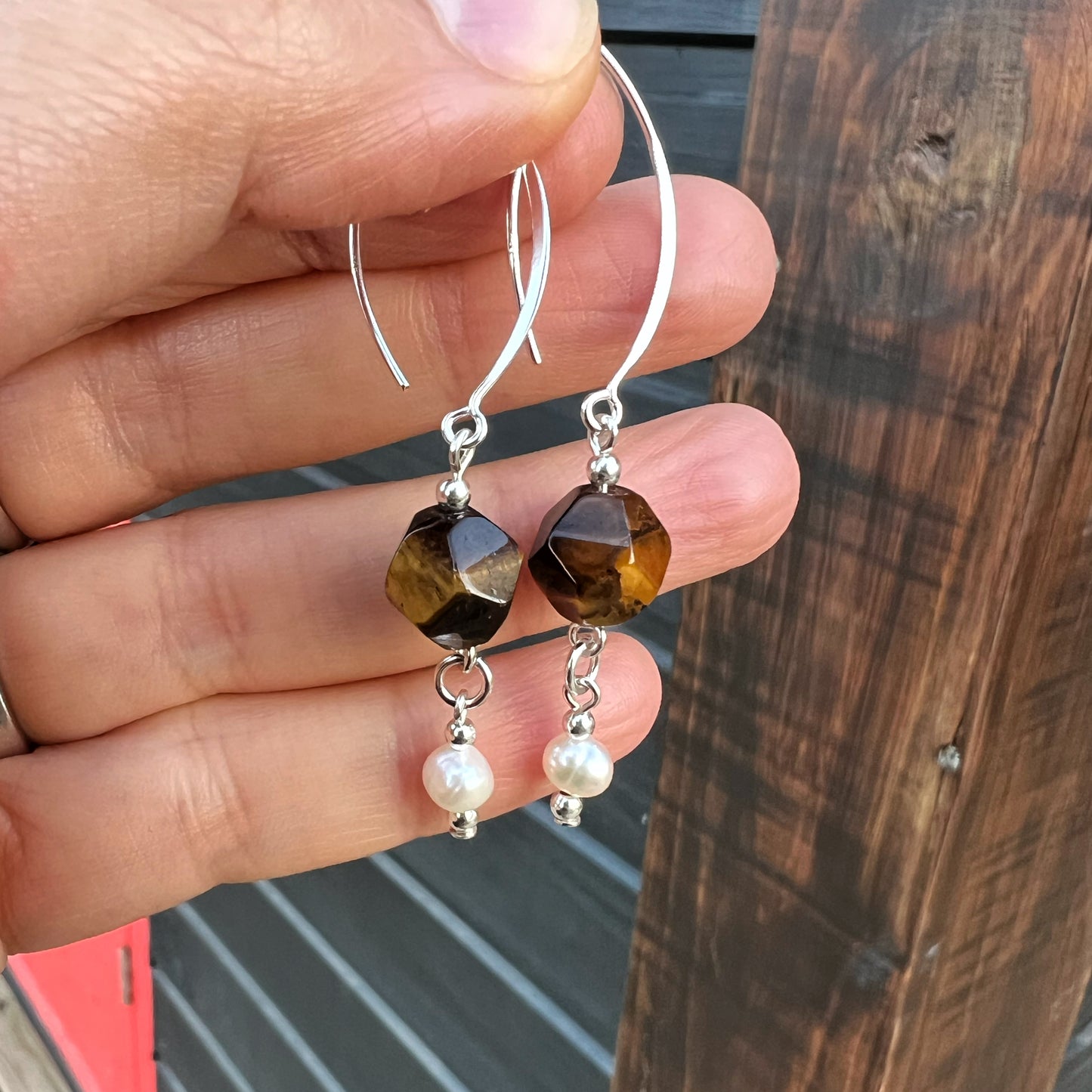 Aros Ojo de Tigre, perla de río y plata 925 | "Fuerza personal y confianza"