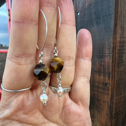 Aros Ojo de Tigre, perla de río y plata 925 | "Fuerza personal y confianza"