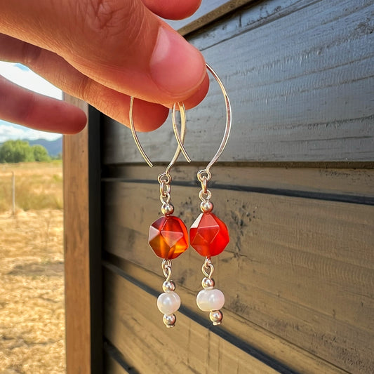 Aretes Colgantes "Motivación y Energía Vital”| Cornalina y Perla de Río | Plata 925